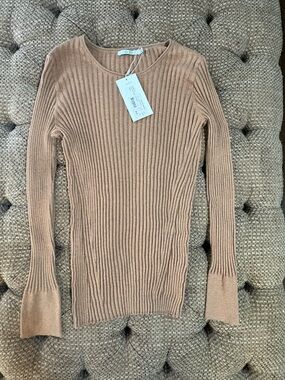 Ost Ribbed Scoop-Neck Long Sleeve Sweater in Camel/Tan